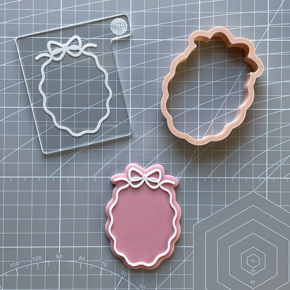 Oval Wavy Bow